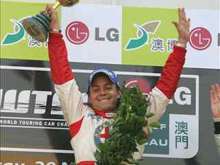FIA WTCC 2005 Macau1 Slideshow Augusto Farfus Alfa Romeo podium