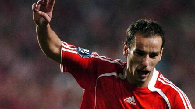 Benfica keep hopes alive