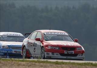 FIA WTCC-Brno_warmup_Thompson-08