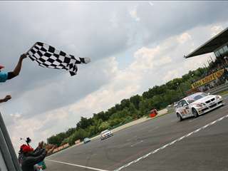 FIA WTCC-Brno_Race1_flag-08
