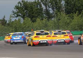 FIA WTCC_Brno_Race1_start2-08