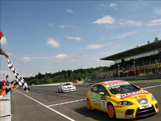 FIA WTCC-Brno_Race2_flag-08