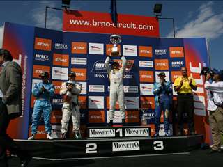 FIA WTCC-Brno_Race2_podium-08