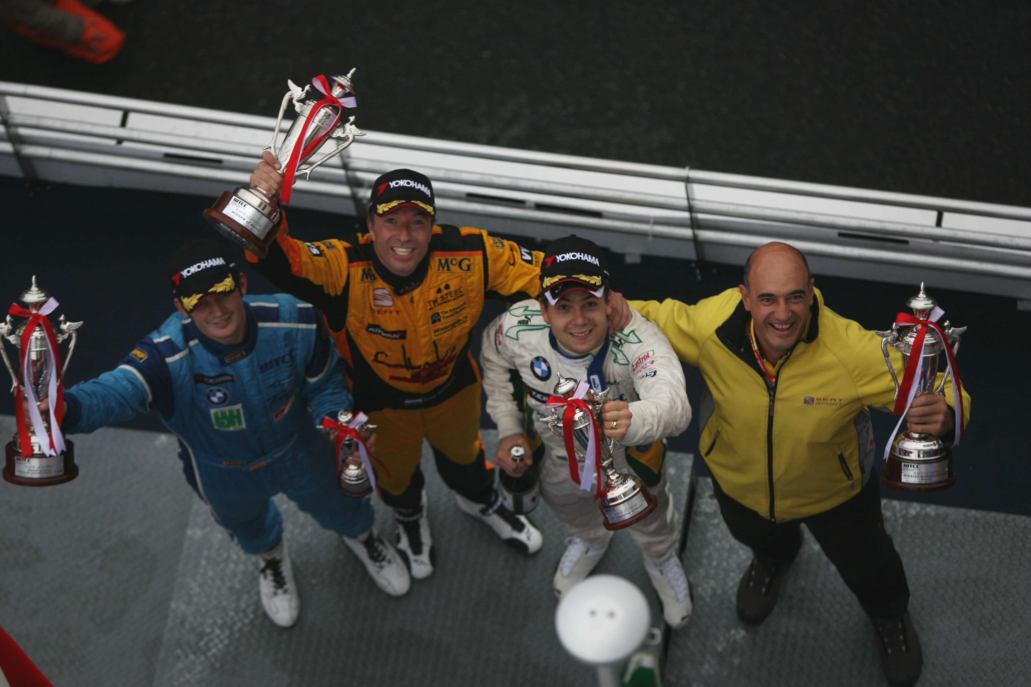 Sergio Hernández (izquierda) celebra su podio absoluto y la victoria entre los independientes. Tom Coronel (centro), ganador con el Seat Leon del equipo español SUNRED. =