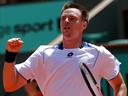 Soderling eases through