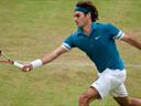 Federer continues run