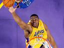 Lakers edge Nuggets