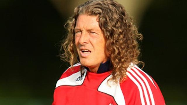 Maradona replaced by Metsu at Al Wasl