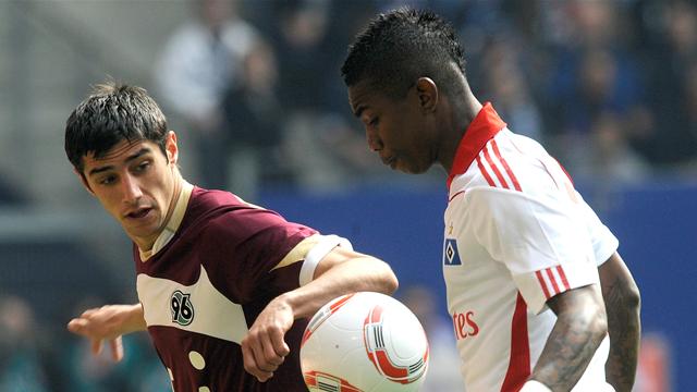 Hanover keep pressure on Bayern