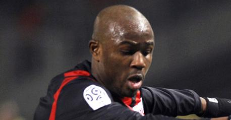 
				Nigeria defender dies