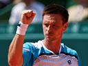 Soderling battles through