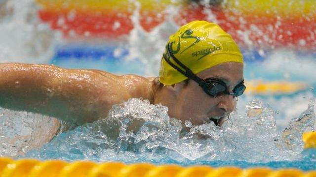 Aussie swimmers sorry for gun photos