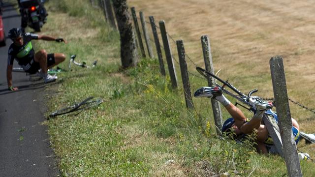 Horror-Sturz bei der Tour 2011: Hoogerland landet im Stacheldraht Horror-Sturz bei der Tour 2011: Hoogerland landet im Stacheldraht