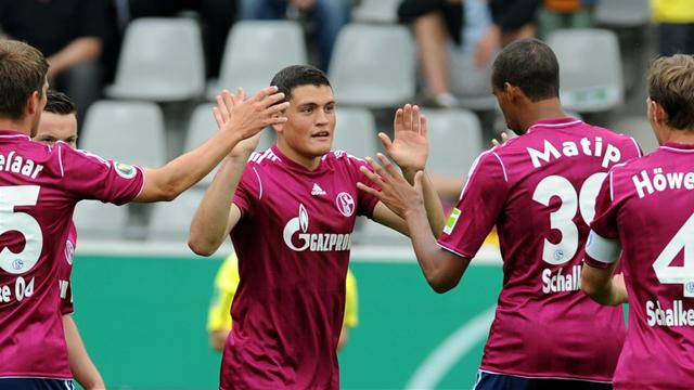 Schalke begin defence with 11-goal rout