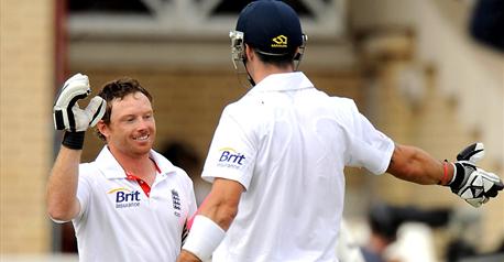 
				England flatten India