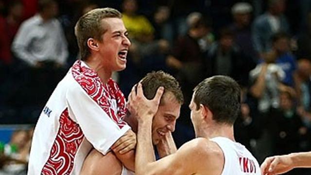 Monya keeps Russia top with last-gasp shot
