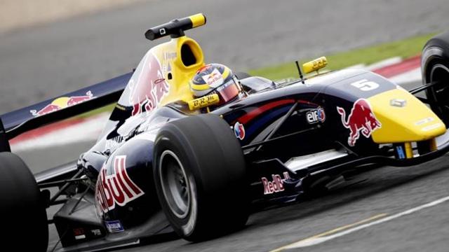 Vergne closes gap with win - World Series Renault