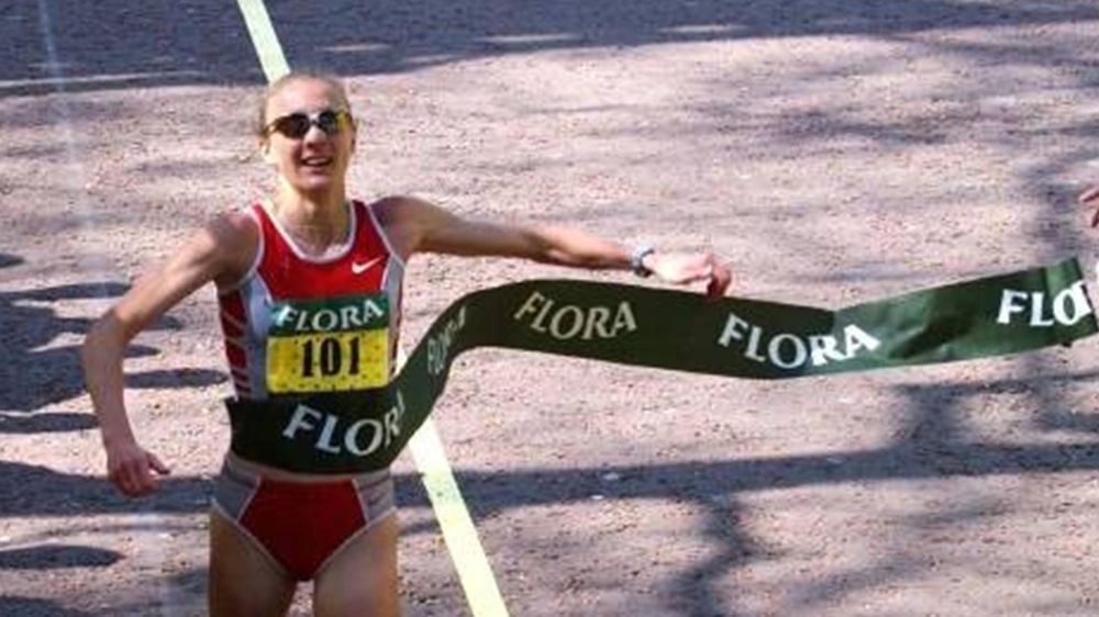 Paula Radcliffe breaks the world marathon record in 2003