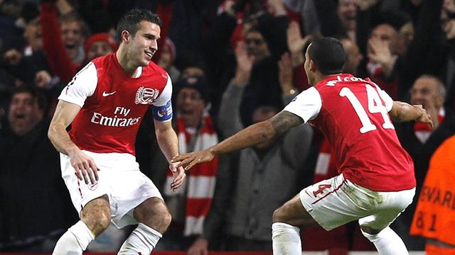 Van Persie brace sees Arsenal top group