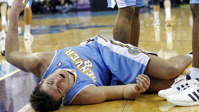 Gallinari breaks foot - Basketball - NBA