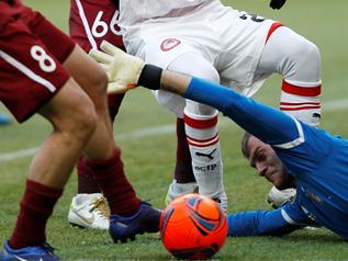 809979 13831610 317 238 The Dream Debut: Roy Carroll saves a penalty with his first touch for Olympiakos