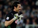 Juventus close on Milan