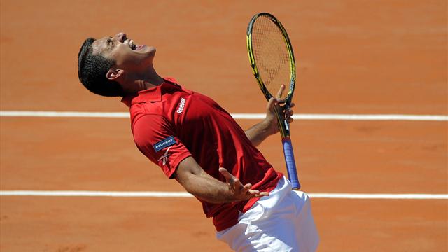 Spain lead Austria, controversy in Prague