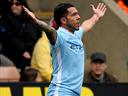 Tevez treble stuns Norwich