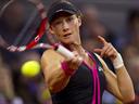 Stosur crushes Peng 