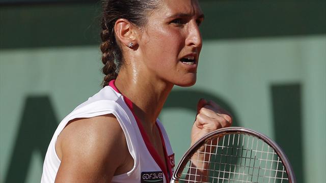 Serena stunned by Razzano - Tennis - French Open