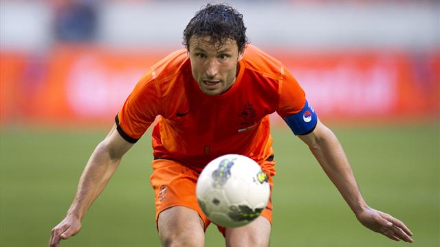Dutch captain van Bommel retires