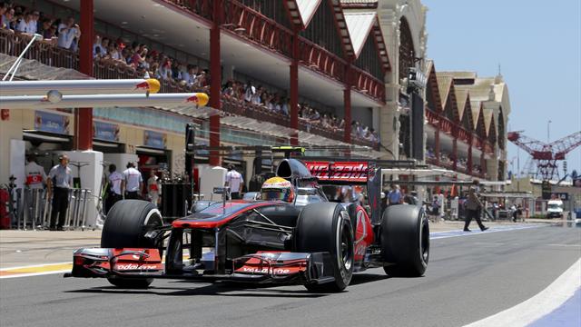 Stewards probe Hamilton 'block'