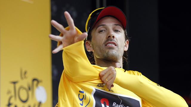 Cancellara beats Wiggins in Tour prologue