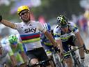 Cavendish solos to win