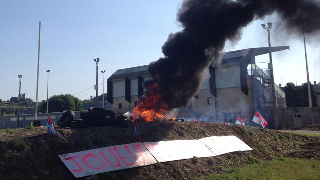 Bourgoin: les joueurs, en colère, mettent le feu