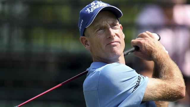 Furyk maintains Firestone lead, Woods struggles