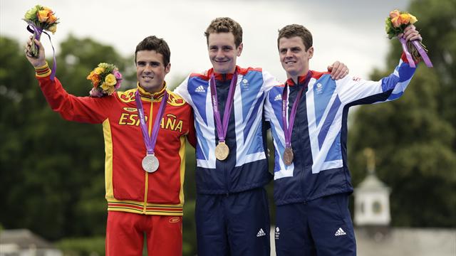 Alistair Brownlee wins Olympic triathlon