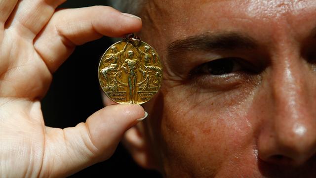 Fans experience London 2012 medals first hand