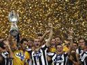 Juve beat nine-man Napoli 