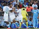 Landreau saves Lille