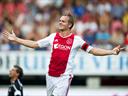 De Jong double sends Ajax top, Feyenoord stay in touch