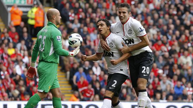 Van Persie fires United past 10-man Liverpool