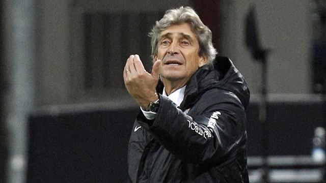 Malaga scrape through, Mourinho whistled