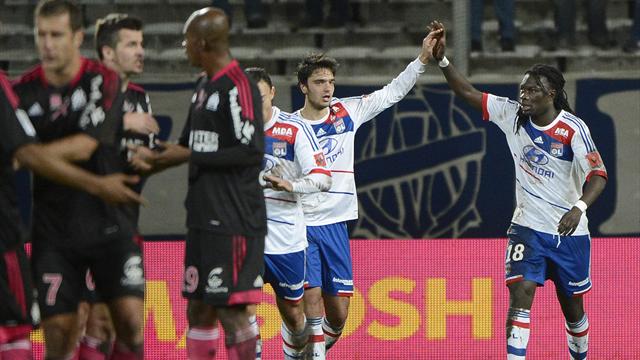 Lyon pulvérise l'OM et détrône le PSG