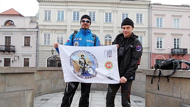 Un tour du monde à vélo pour la 27e Universiade d'Eté