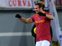 Ten-man Roma beat Atalanta to move into quarters