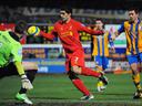 Suarez handball shatters Mansfield as Liverpool survive