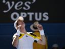 Frustrated Murray reaches last 16, Robson out
