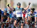 Cavendish wins third straight stage in Qatar