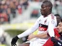 Balotelli saves Milan in Cagliari